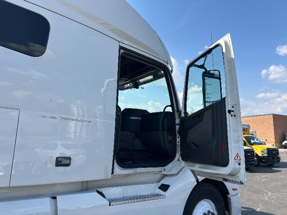 Sleeper Tractor-Heavy Duty Tractors-Volvo-2022-VNL64760-Chicago (Melrose Park)-IL-434,427\n\t\tmiles-$ 78,250 - Image 13