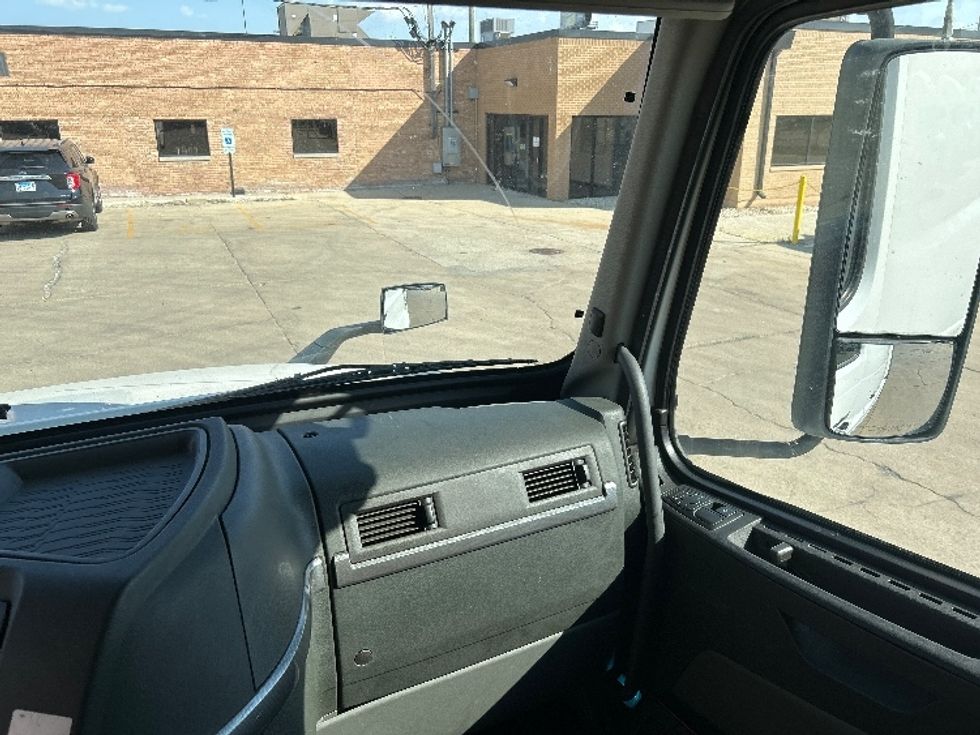 Sleeper Tractor-Heavy Duty Tractors-Volvo-2022-VNL64760-Chicago (Melrose Park)-IL-434,427\n\t\tmiles-$ 78,250 - Image 14