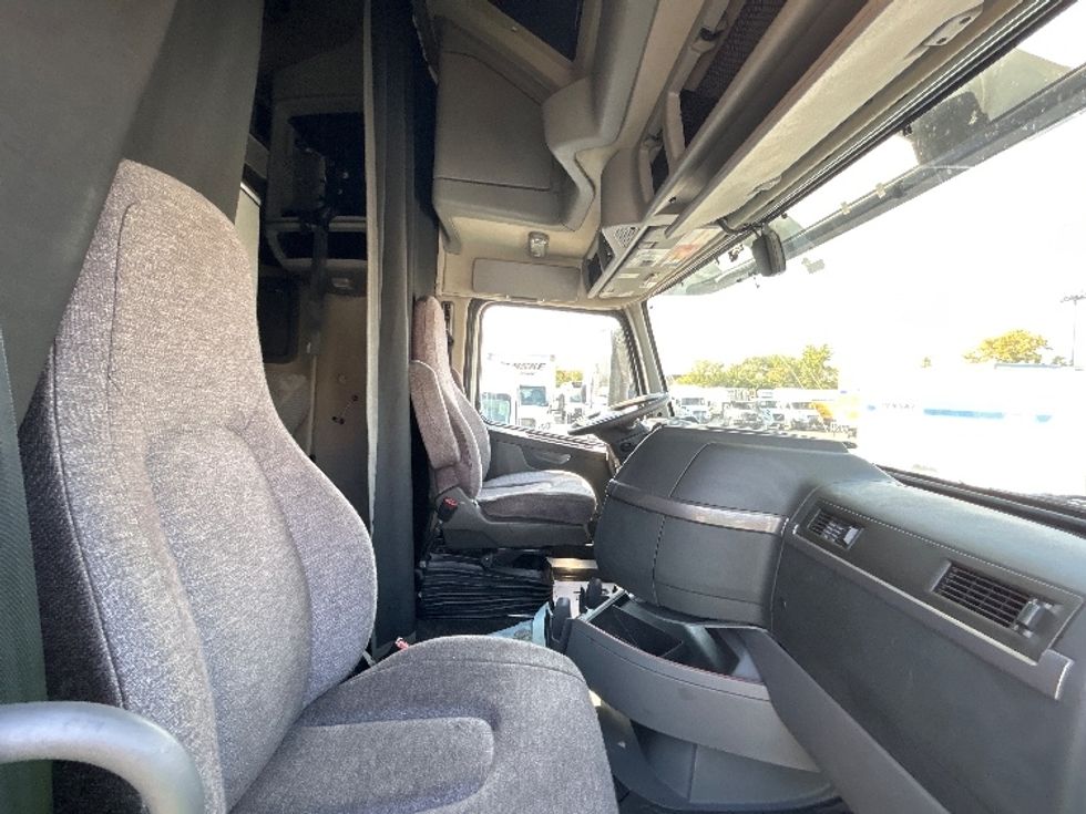 Sleeper Tractor-Heavy Duty Tractors-Volvo-2022-VNL64760-Chicago (Melrose Park)-IL-434,427\n\t\tmiles-$ 78,250 - Image 15