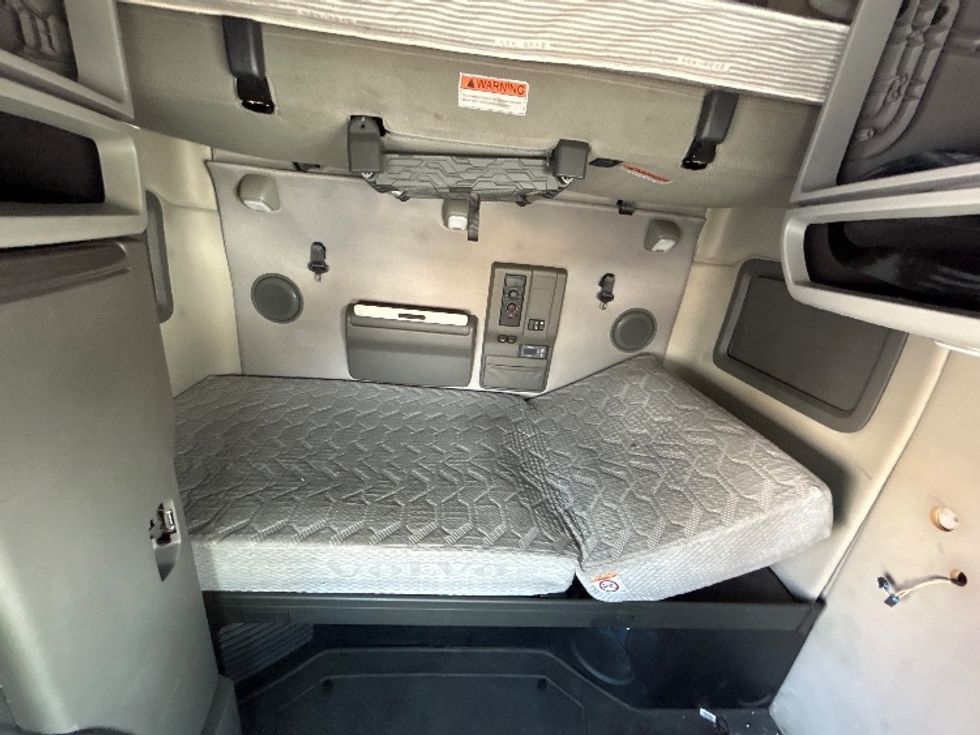 Sleeper Tractor-Heavy Duty Tractors-Volvo-2022-VNL64760-Chicago (Melrose Park)-IL-434,427\n\t\tmiles-$ 78,250 - Image 16