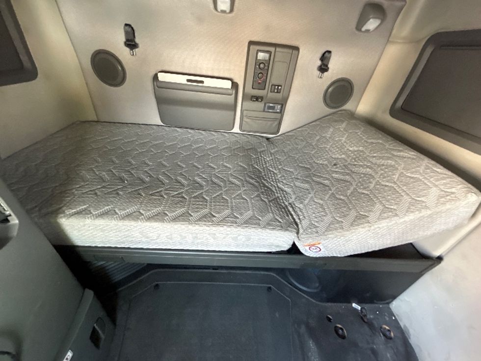 Sleeper Tractor-Heavy Duty Tractors-Volvo-2022-VNL64760-Chicago (Melrose Park)-IL-434,427\n\t\tmiles-$ 78,250 - Image 17