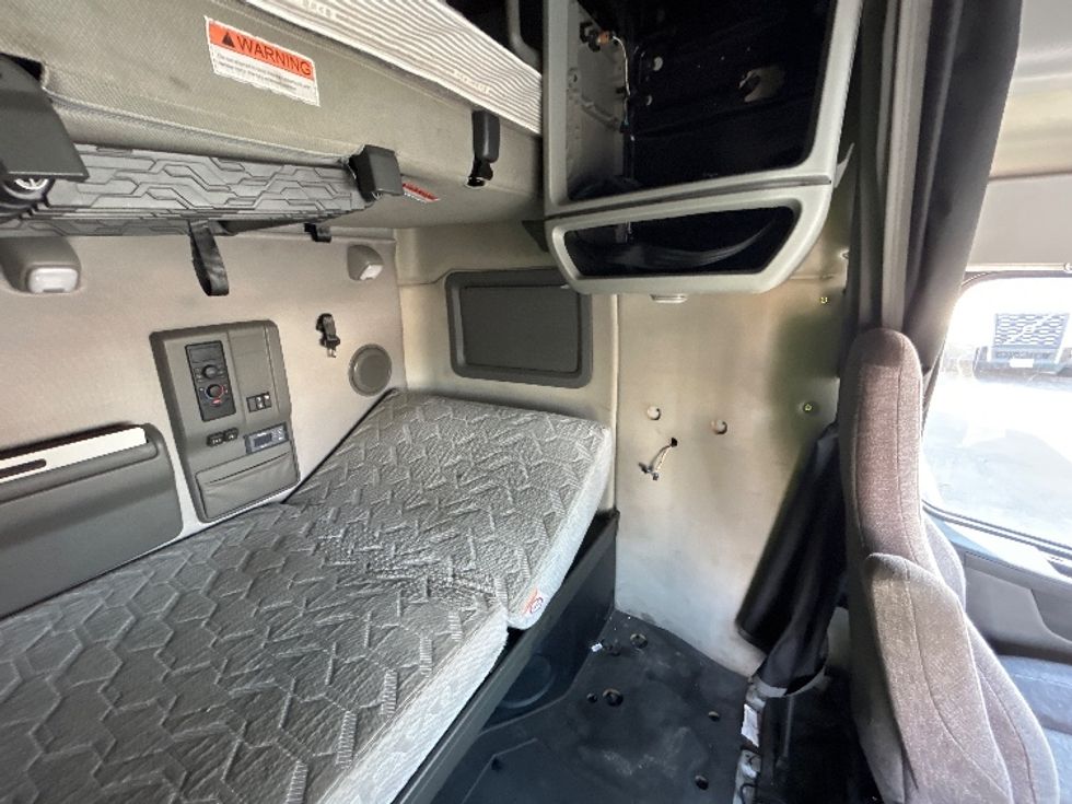 Sleeper Tractor-Heavy Duty Tractors-Volvo-2022-VNL64760-Chicago (Melrose Park)-IL-434,427\n\t\tmiles-$ 78,250 - Image 18