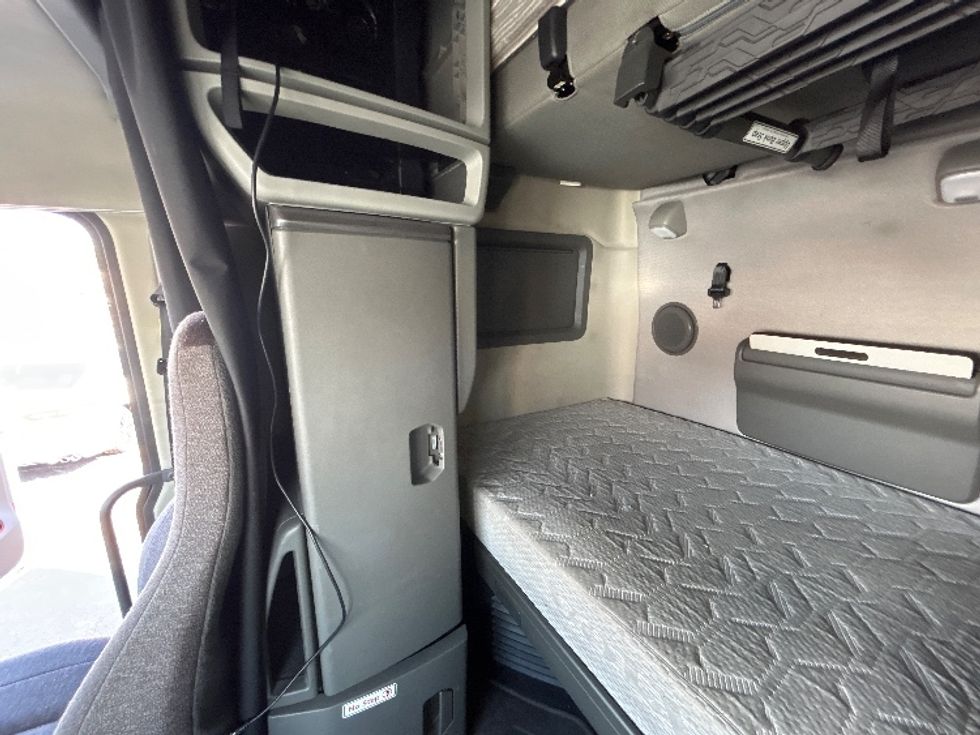 Sleeper Tractor-Heavy Duty Tractors-Volvo-2022-VNL64760-Chicago (Melrose Park)-IL-434,427\n\t\tmiles-$ 78,250 - Image 19