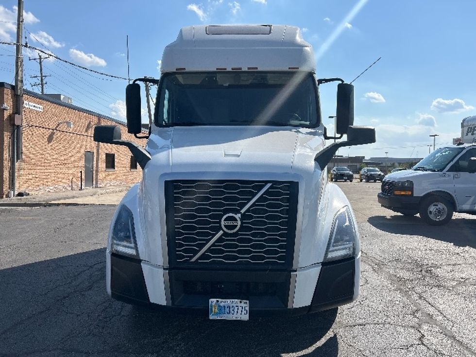 2022 Volvo Truck VNL photo 2