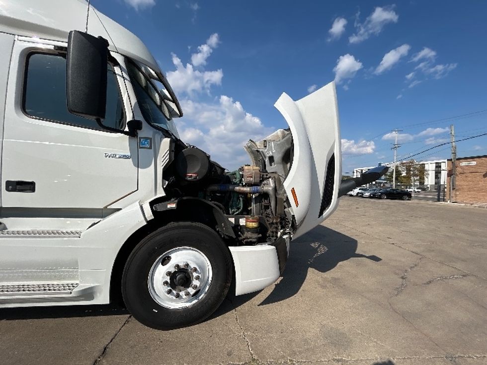 Sleeper Tractor-Heavy Duty Tractors-Volvo-2022-VNL64760-Chicago (Melrose Park)-IL-434,427\n\t\tmiles-$ 78,250 - Image 20