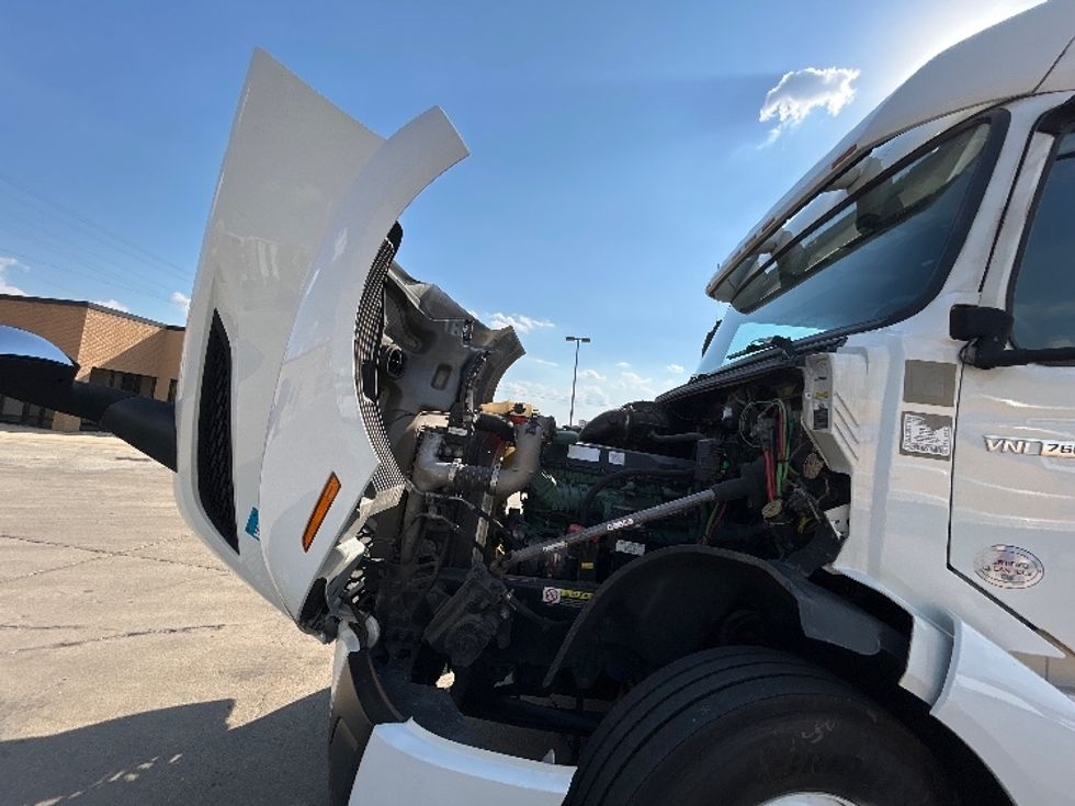 Sleeper Tractor-Heavy Duty Tractors-Volvo-2022-VNL64760-Chicago (Melrose Park)-IL-434,427\n\t\tmiles-$ 78,250 - Image 21