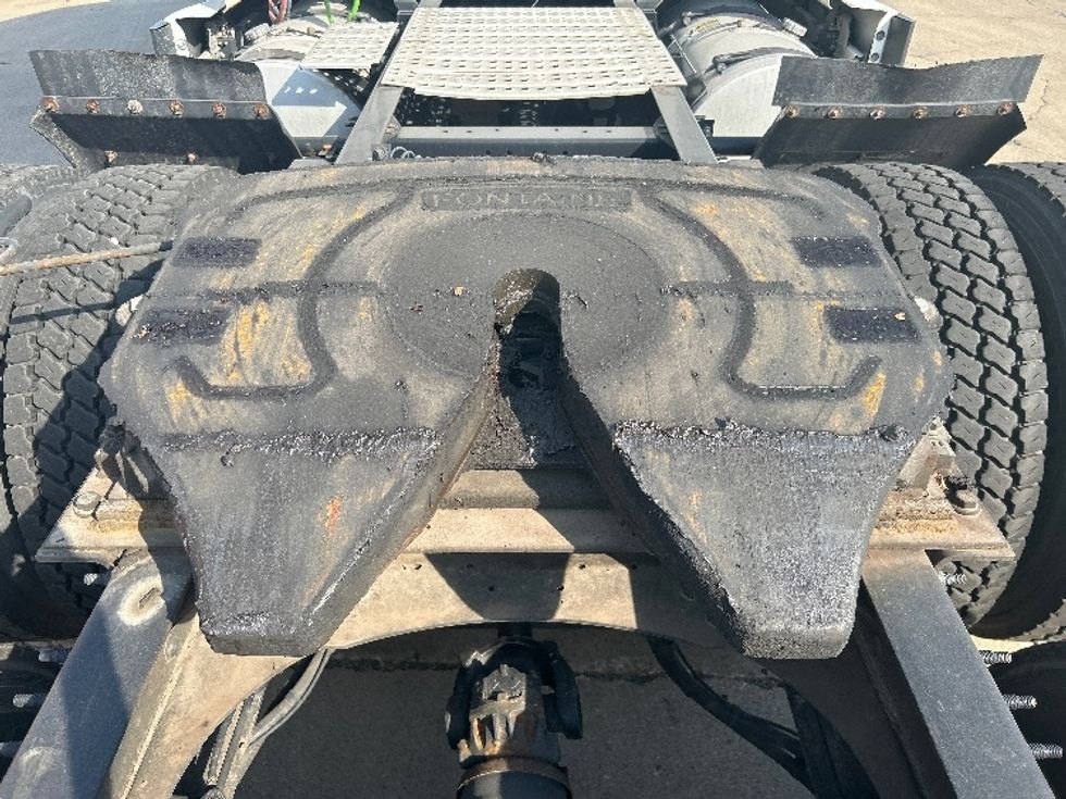 Sleeper Tractor-Heavy Duty Tractors-Volvo-2022-VNL64760-Chicago (Melrose Park)-IL-434,427\n\t\tmiles-$ 78,250 - Image 22