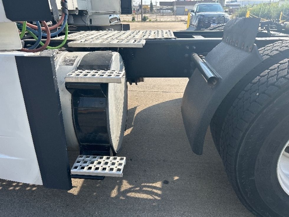 Sleeper Tractor-Heavy Duty Tractors-Volvo-2022-VNL64760-Chicago (Melrose Park)-IL-434,427\n\t\tmiles-$ 78,250 - Image 23