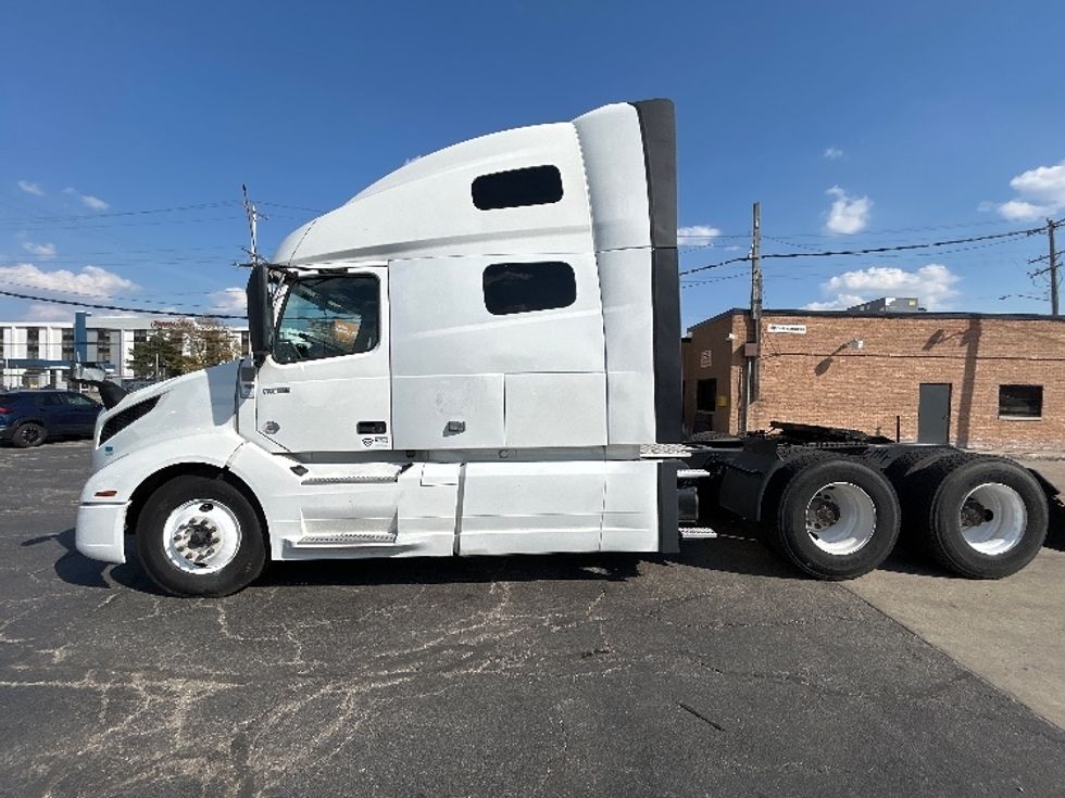2022 Volvo Truck VNL photo 4