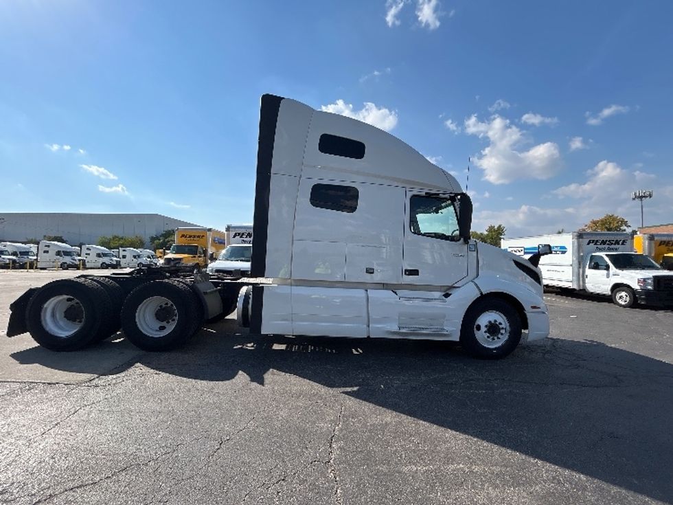 Sleeper Tractor-Heavy Duty Tractors-Volvo-2022-VNL64760-Chicago (Melrose Park)-IL-434,427\n\t\tmiles-$ 78,250 - Image 8
