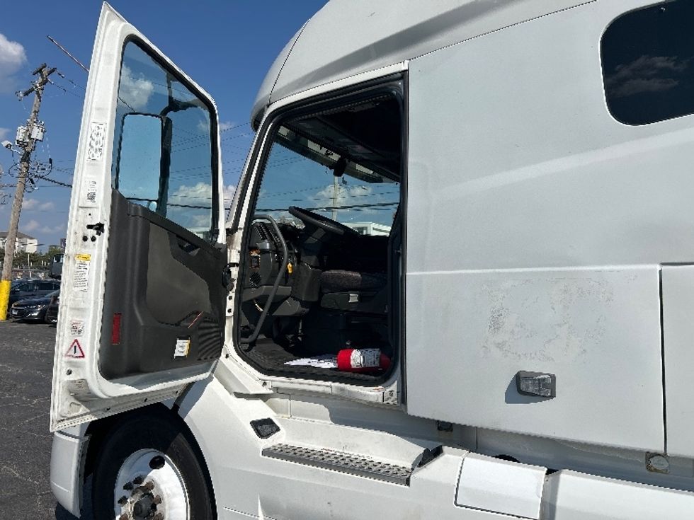 Sleeper Tractor-Heavy Duty Tractors-Volvo-2022-VNL64760-Chicago (Melrose Park)-IL-434,427\n\t\tmiles-$ 78,250 - Image 9