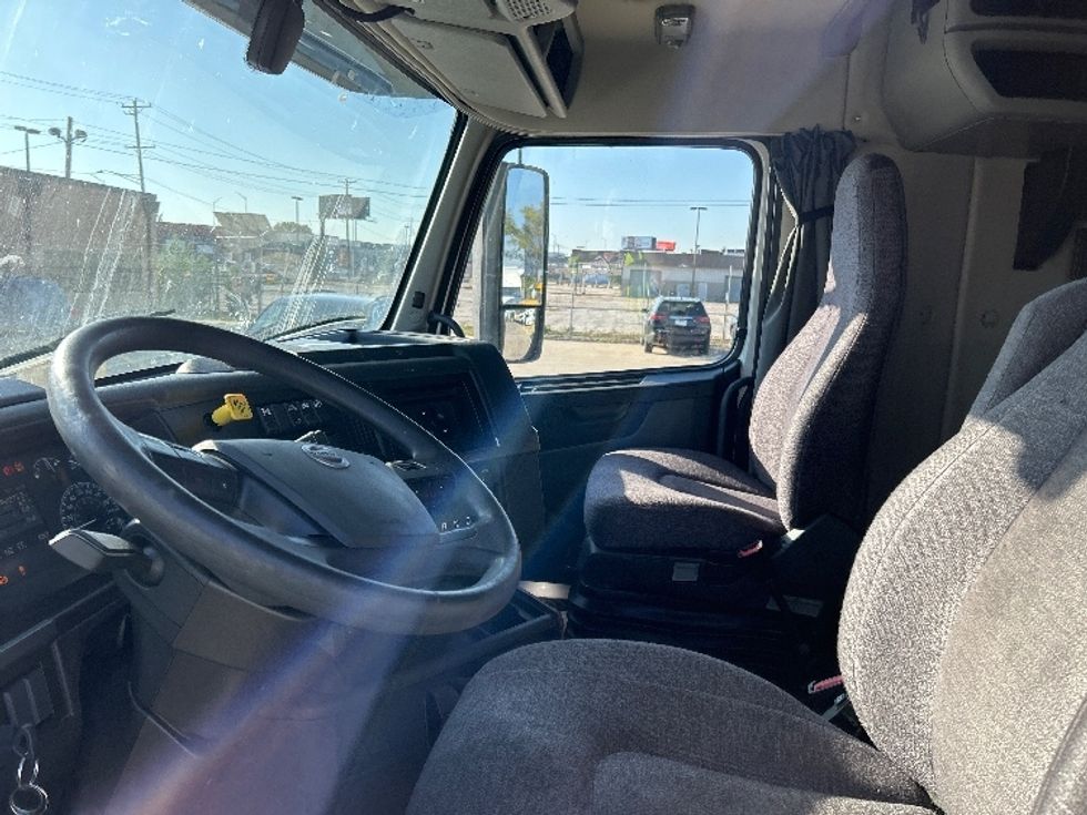 Sleeper Tractor-Heavy Duty Tractors-Volvo-2022-VNL64760-Chicago (Melrose Park)-IL-450,273\n\t\tmiles-$ 76,750 - Image 10