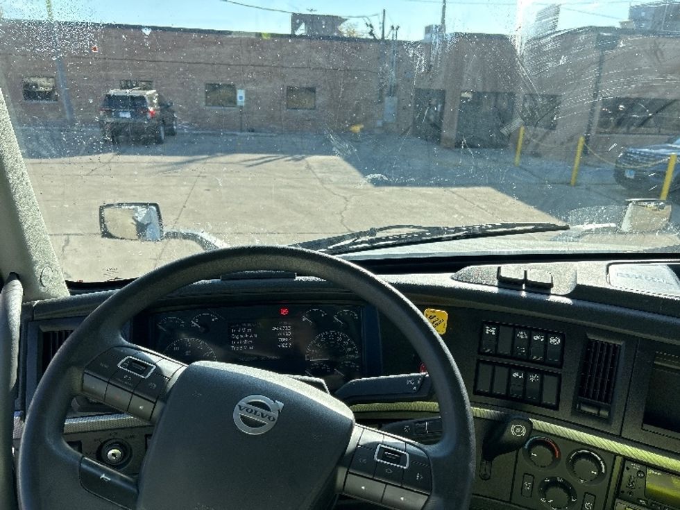 Sleeper Tractor-Heavy Duty Tractors-Volvo-2022-VNL64760-Chicago (Melrose Park)-IL-450,273\n\t\tmiles-$ 76,750 - Image 11