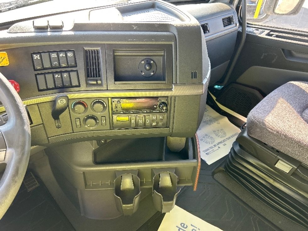 Sleeper Tractor-Heavy Duty Tractors-Volvo-2022-VNL64760-Chicago (Melrose Park)-IL-450,273\n\t\tmiles-$ 76,750 - Image 12