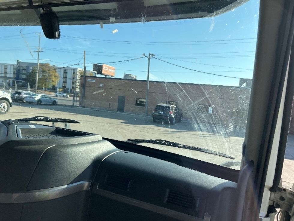 Sleeper Tractor-Heavy Duty Tractors-Volvo-2022-VNL64760-Chicago (Melrose Park)-IL-450,273\n\t\tmiles-$ 76,750 - Image 14