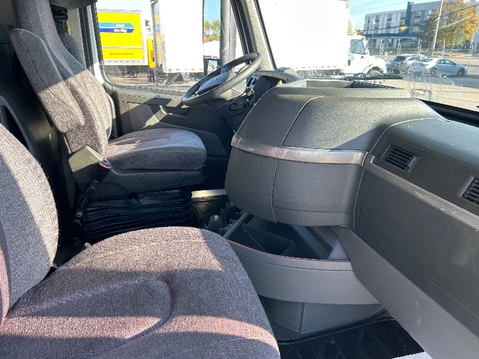 Sleeper Tractor-Heavy Duty Tractors-Volvo-2022-VNL64760-Chicago (Melrose Park)-IL-450,273\n\t\tmiles-$ 76,750 - Image 15