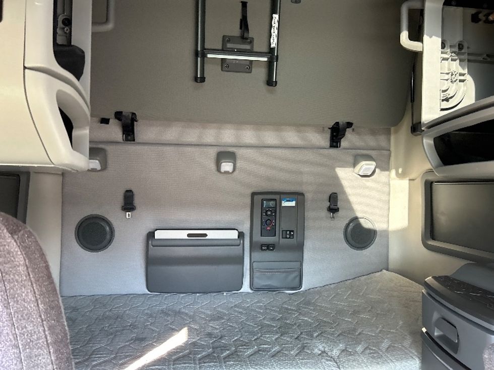 Sleeper Tractor-Heavy Duty Tractors-Volvo-2022-VNL64760-Chicago (Melrose Park)-IL-450,273\n\t\tmiles-$ 76,750 - Image 16