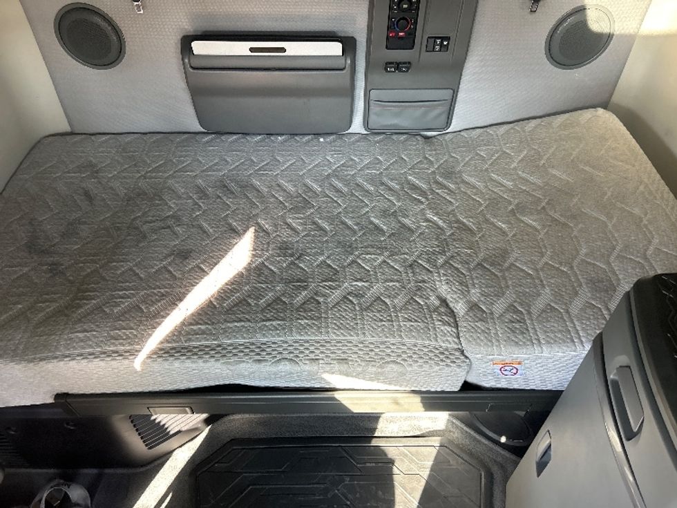 Sleeper Tractor-Heavy Duty Tractors-Volvo-2022-VNL64760-Chicago (Melrose Park)-IL-450,273\n\t\tmiles-$ 76,750 - Image 17