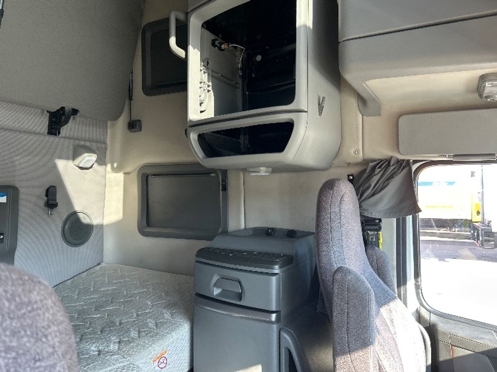 Sleeper Tractor-Heavy Duty Tractors-Volvo-2022-VNL64760-Chicago (Melrose Park)-IL-450,273\n\t\tmiles-$ 76,750 - Image 18