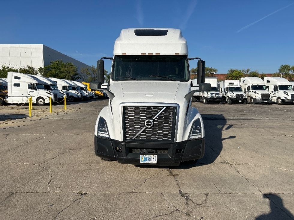Sleeper Tractor-Heavy Duty Tractors-Volvo-2022-VNL64760-Chicago (Melrose Park)-IL-450,273\n\t\tmiles-$ 76,750 - Image 2