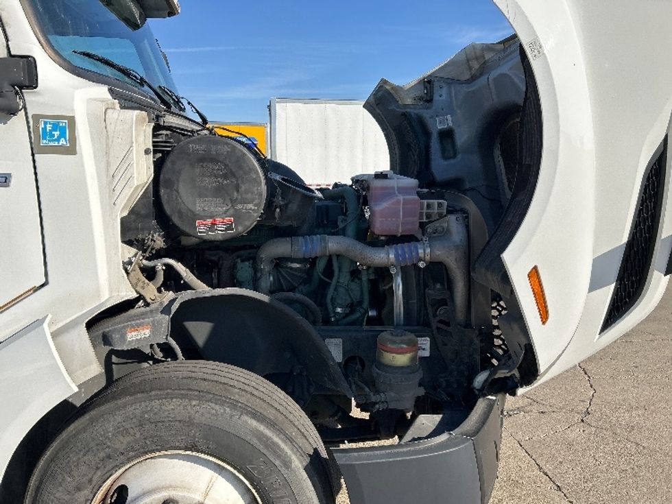 Sleeper Tractor-Heavy Duty Tractors-Volvo-2022-VNL64760-Chicago (Melrose Park)-IL-450,273\n\t\tmiles-$ 76,750 - Image 20
