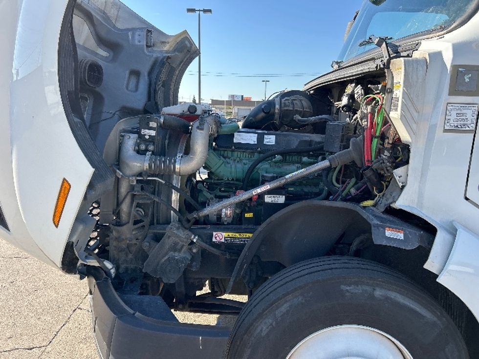 Sleeper Tractor-Heavy Duty Tractors-Volvo-2022-VNL64760-Chicago (Melrose Park)-IL-450,273\n\t\tmiles-$ 76,750 - Image 21