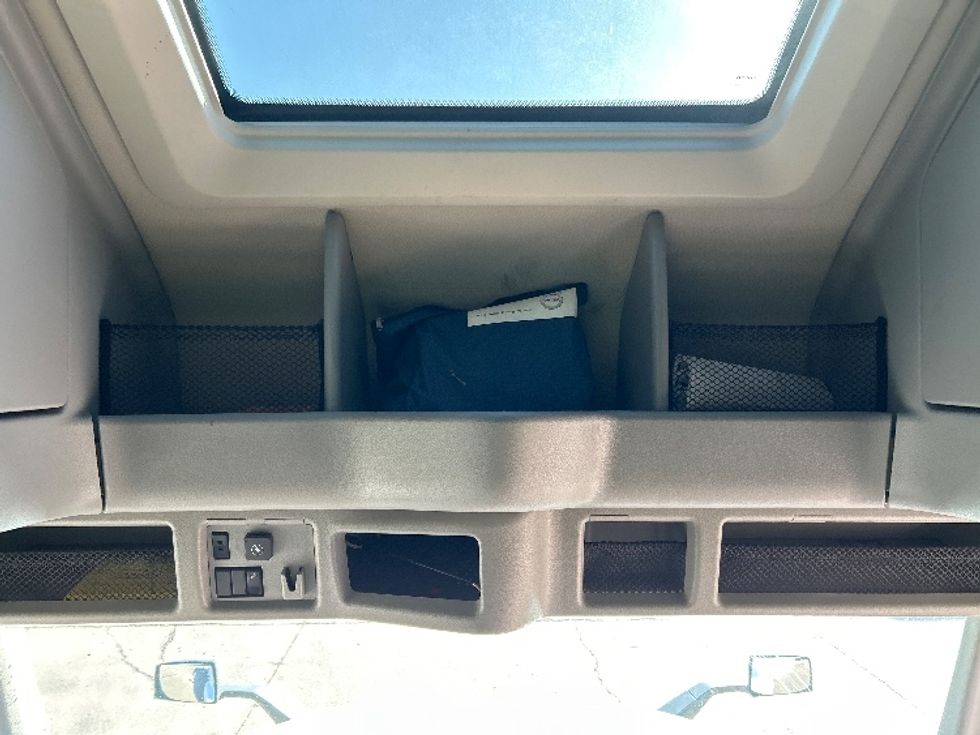 Sleeper Tractor-Heavy Duty Tractors-Volvo-2022-VNL64760-Chicago (Melrose Park)-IL-450,273\n\t\tmiles-$ 76,750 - Image 23