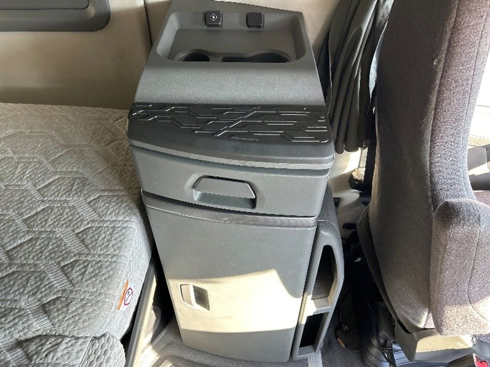 Sleeper Tractor-Heavy Duty Tractors-Volvo-2022-VNL64760-Chicago (Melrose Park)-IL-450,273\n\t\tmiles-$ 76,750 - Image 24