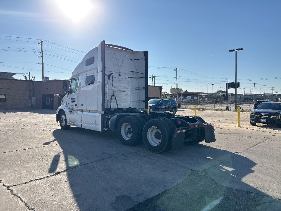 Sleeper Tractor-Heavy Duty Tractors-Volvo-2022-VNL64760-Chicago (Melrose Park)-IL-450,273\n\t\tmiles-$ 76,750 - Image 5