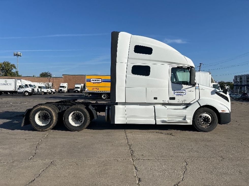 Sleeper Tractor-Heavy Duty Tractors-Volvo-2022-VNL64760-Chicago (Melrose Park)-IL-450,273\n\t\tmiles-$ 76,750 - Image 8