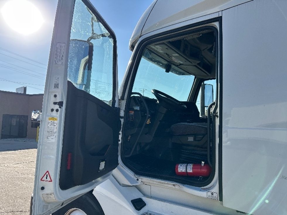 Sleeper Tractor-Heavy Duty Tractors-Volvo-2022-VNL64760-Chicago (Melrose Park)-IL-450,273\n\t\tmiles-$ 76,750 - Image 9