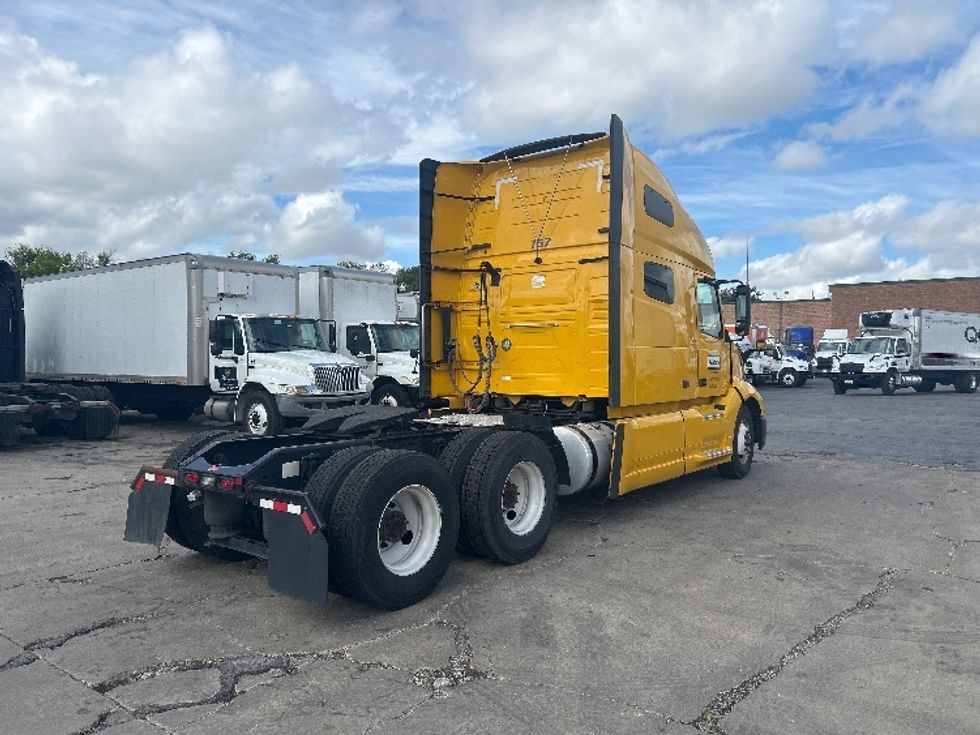 Sleeper Tractor-Heavy Duty Tractors-Volvo-2022-VNL64760-Chicago (Melrose Park)-IL-482,562\n\t\tmiles-$ 69,750 - Image 7