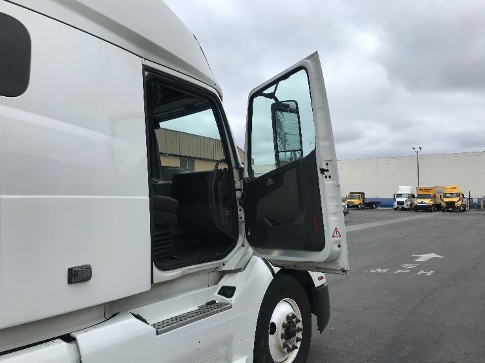 Sleeper Tractor-Heavy Duty Tractors-Volvo-2022-VNL64760-Chino-CA-307,738\n\t\tmiles-$ 104,250 - Image 13