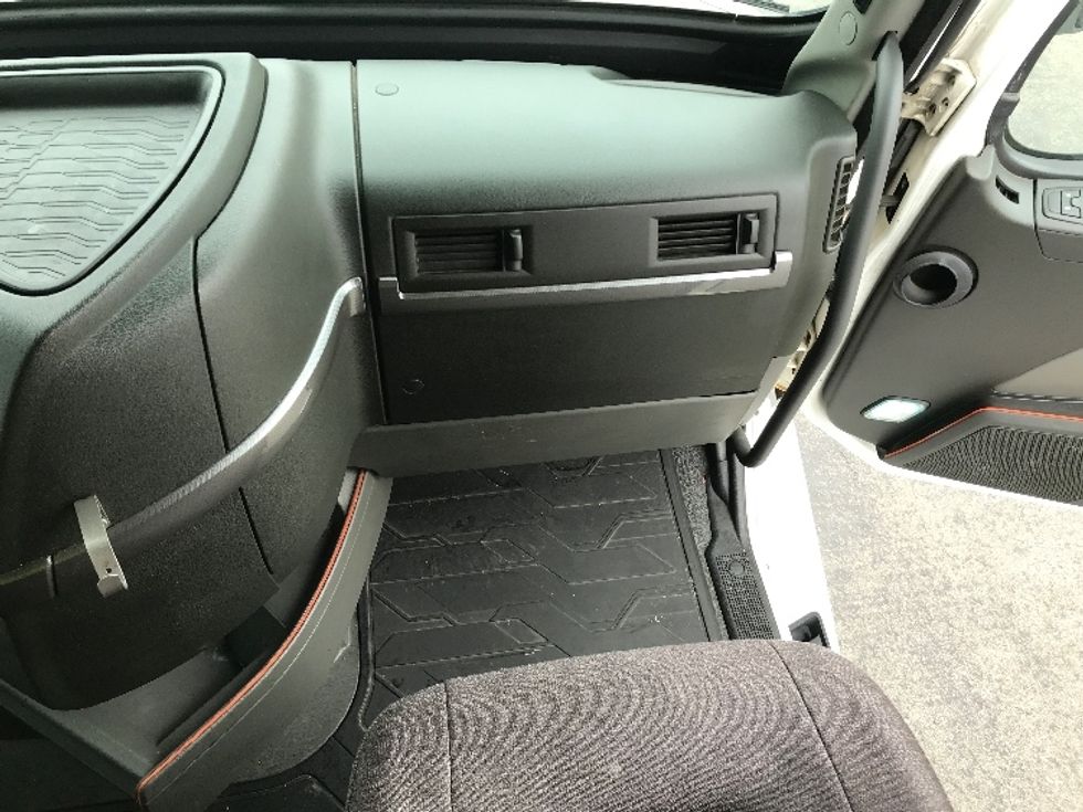 Sleeper Tractor-Heavy Duty Tractors-Volvo-2022-VNL64760-Chino-CA-307,738\n\t\tmiles-$ 104,250 - Image 14