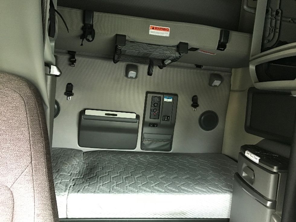 Sleeper Tractor-Heavy Duty Tractors-Volvo-2022-VNL64760-Chino-CA-307,738\n\t\tmiles-$ 104,250 - Image 16