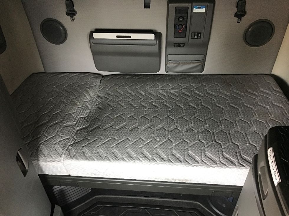 Sleeper Tractor-Heavy Duty Tractors-Volvo-2022-VNL64760-Chino-CA-307,738\n\t\tmiles-$ 104,250 - Image 17