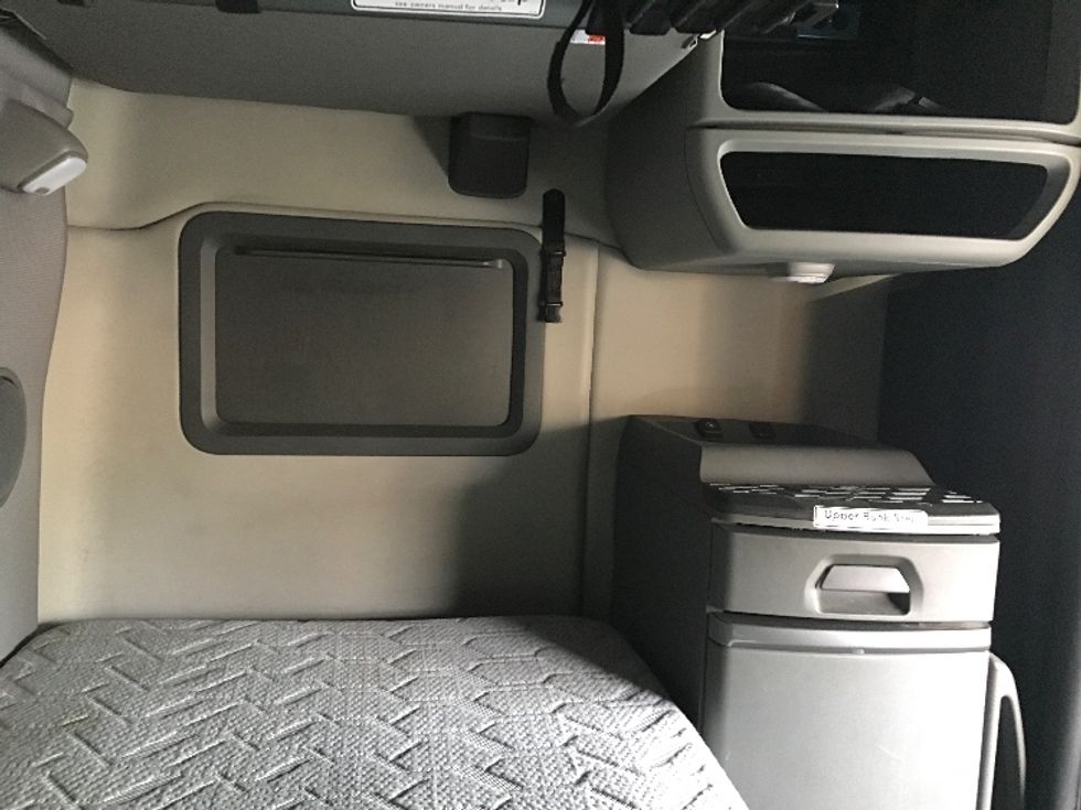 Sleeper Tractor-Heavy Duty Tractors-Volvo-2022-VNL64760-Chino-CA-307,738\n\t\tmiles-$ 104,250 - Image 18