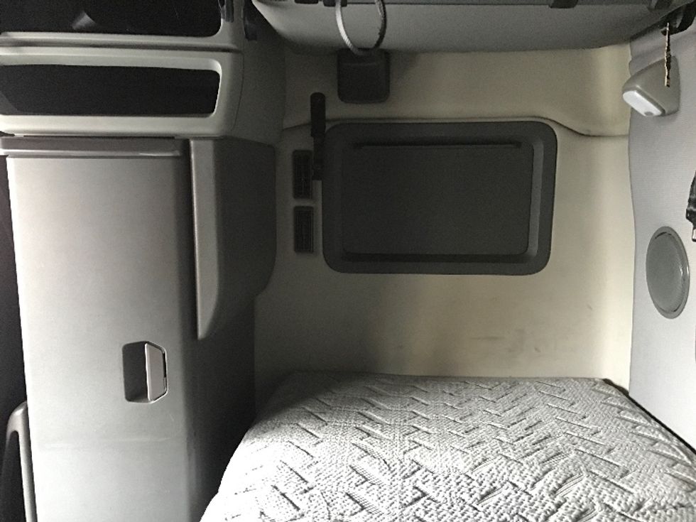 Sleeper Tractor-Heavy Duty Tractors-Volvo-2022-VNL64760-Chino-CA-307,738\n\t\tmiles-$ 104,250 - Image 19