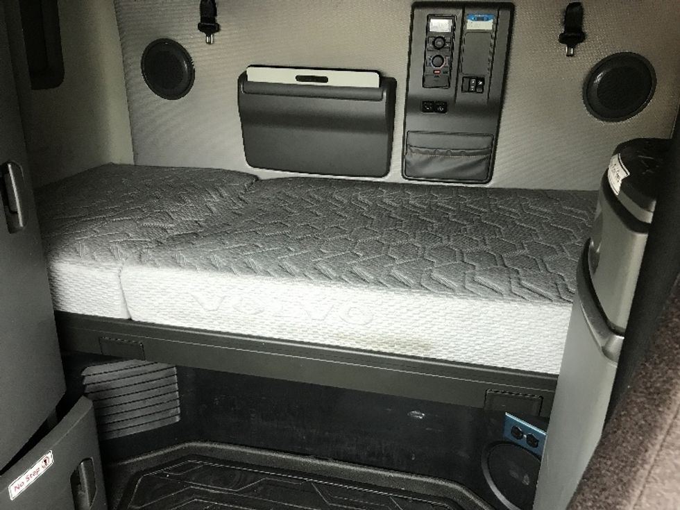 Sleeper Tractor-Heavy Duty Tractors-Volvo-2022-VNL64760-Chino-CA-307,738\n\t\tmiles-$ 104,250 - Image 22