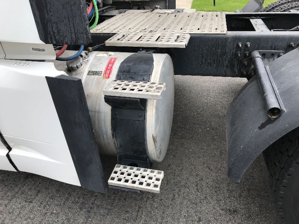 Sleeper Tractor-Heavy Duty Tractors-Volvo-2022-VNL64760-Chino-CA-307,738\n\t\tmiles-$ 104,250 - Image 23