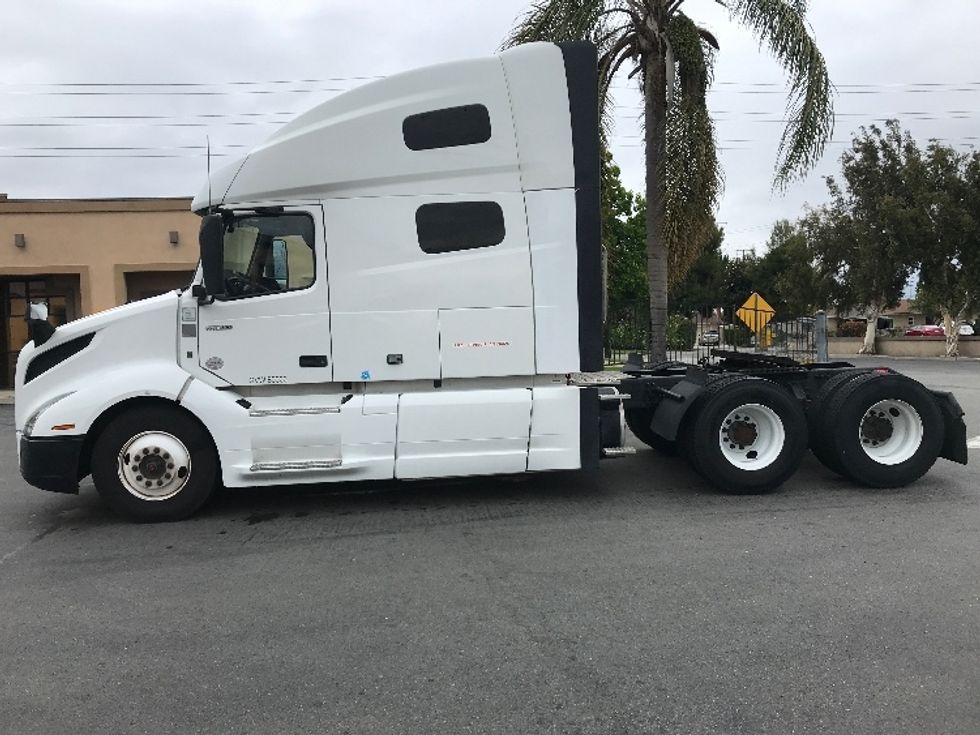 Sleeper Tractor-Heavy Duty Tractors-Volvo-2022-VNL64760-Chino-CA-307,738\n\t\tmiles-$ 104,250 - Image 4
