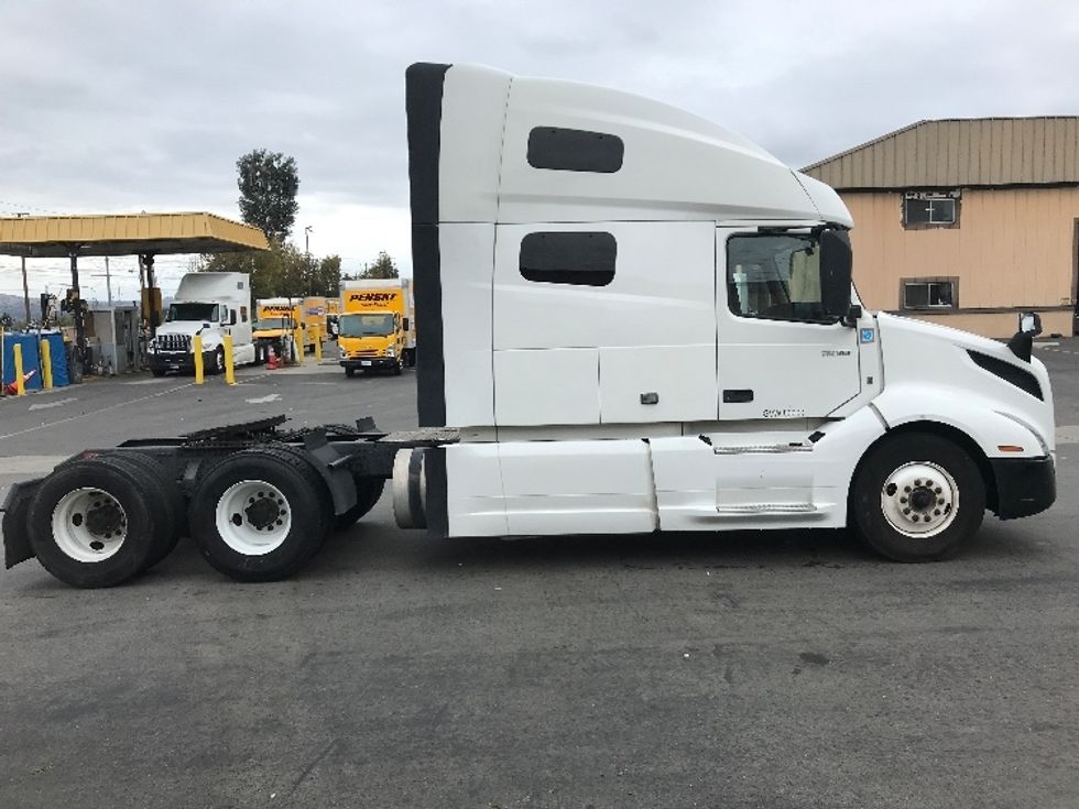Sleeper Tractor-Heavy Duty Tractors-Volvo-2022-VNL64760-Chino-CA-307,738\n\t\tmiles-$ 104,250 - Image 8