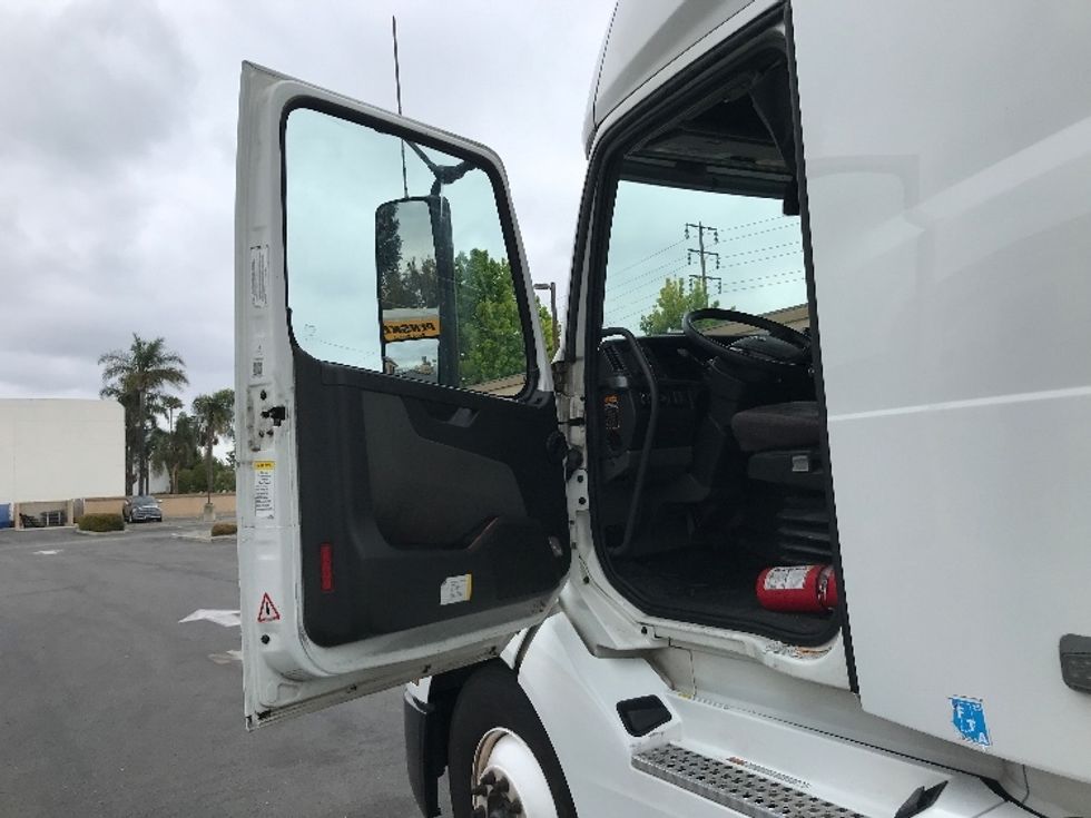 Sleeper Tractor-Heavy Duty Tractors-Volvo-2022-VNL64760-Chino-CA-307,738\n\t\tmiles-$ 104,250 - Image 9