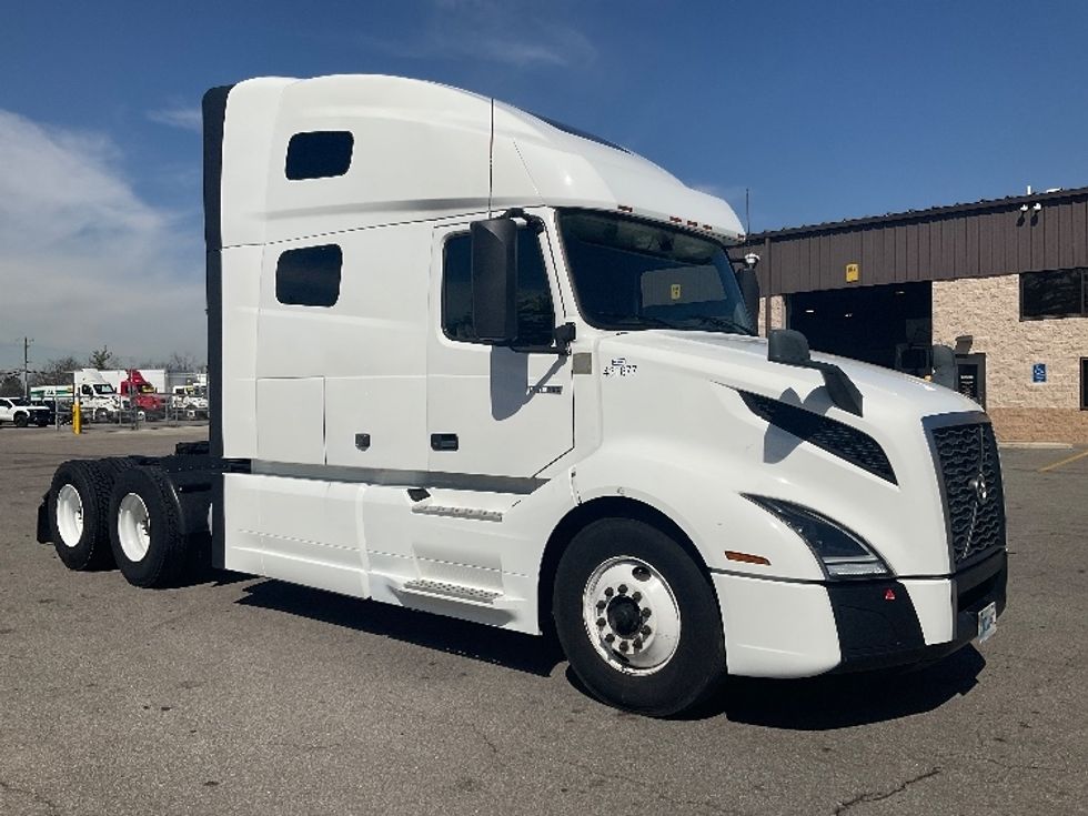 Sleeper Tractor-Heavy Duty Tractors-Volvo-2022-VNL64760-Cincinnati-OH-534,102\n\t\tmiles-$ 65,000 - Image 1