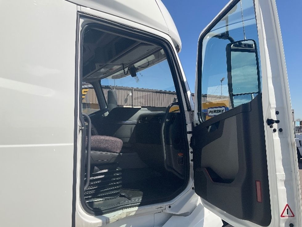 Sleeper Tractor-Heavy Duty Tractors-Volvo-2022-VNL64760-Cincinnati-OH-534,102\n\t\tmiles-$ 65,000 - Image 13