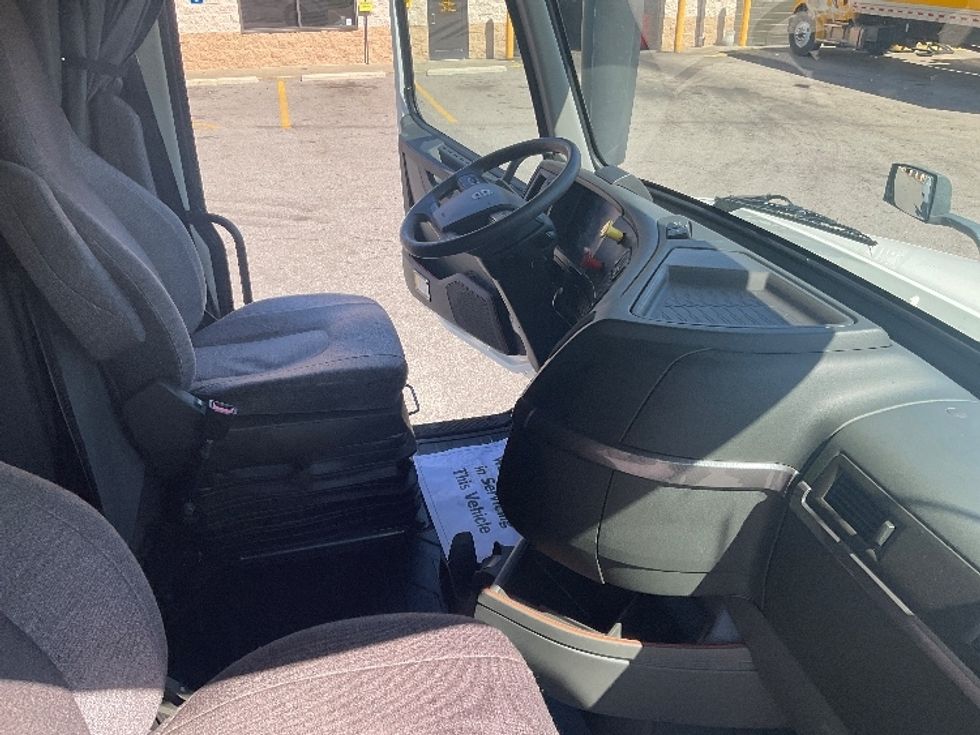 Sleeper Tractor-Heavy Duty Tractors-Volvo-2022-VNL64760-Cincinnati-OH-534,102\n\t\tmiles-$ 65,000 - Image 15