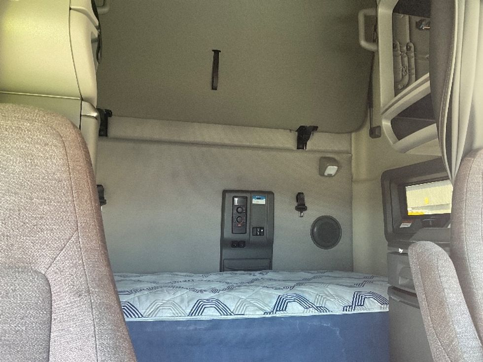 Sleeper Tractor-Heavy Duty Tractors-Volvo-2022-VNL64760-Cincinnati-OH-534,102\n\t\tmiles-$ 65,000 - Image 16