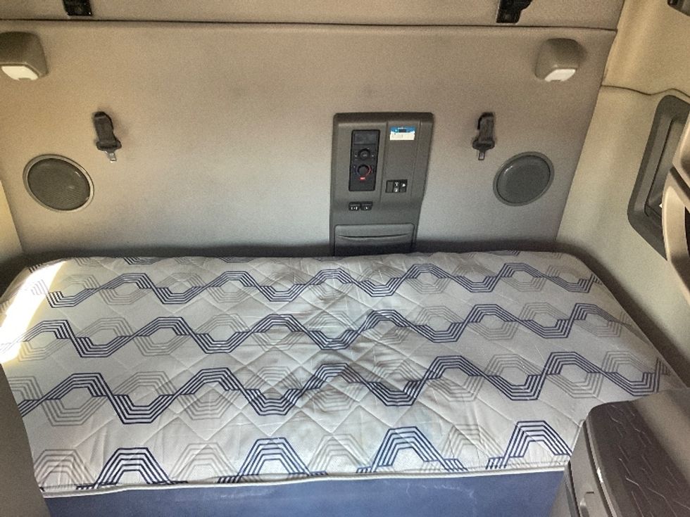 Sleeper Tractor-Heavy Duty Tractors-Volvo-2022-VNL64760-Cincinnati-OH-534,102\n\t\tmiles-$ 65,000 - Image 17