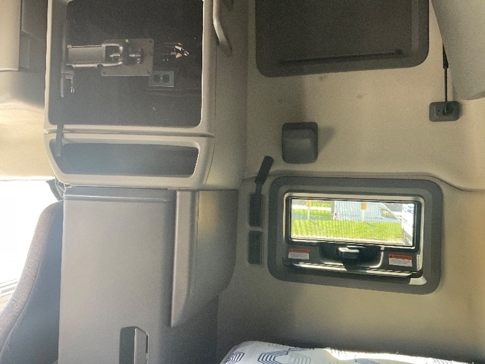 Sleeper Tractor-Heavy Duty Tractors-Volvo-2022-VNL64760-Cincinnati-OH-534,102\n\t\tmiles-$ 65,000 - Image 19