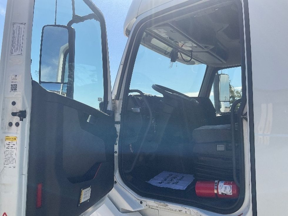 Sleeper Tractor-Heavy Duty Tractors-Volvo-2022-VNL64760-Cincinnati-OH-534,102\n\t\tmiles-$ 65,000 - Image 9